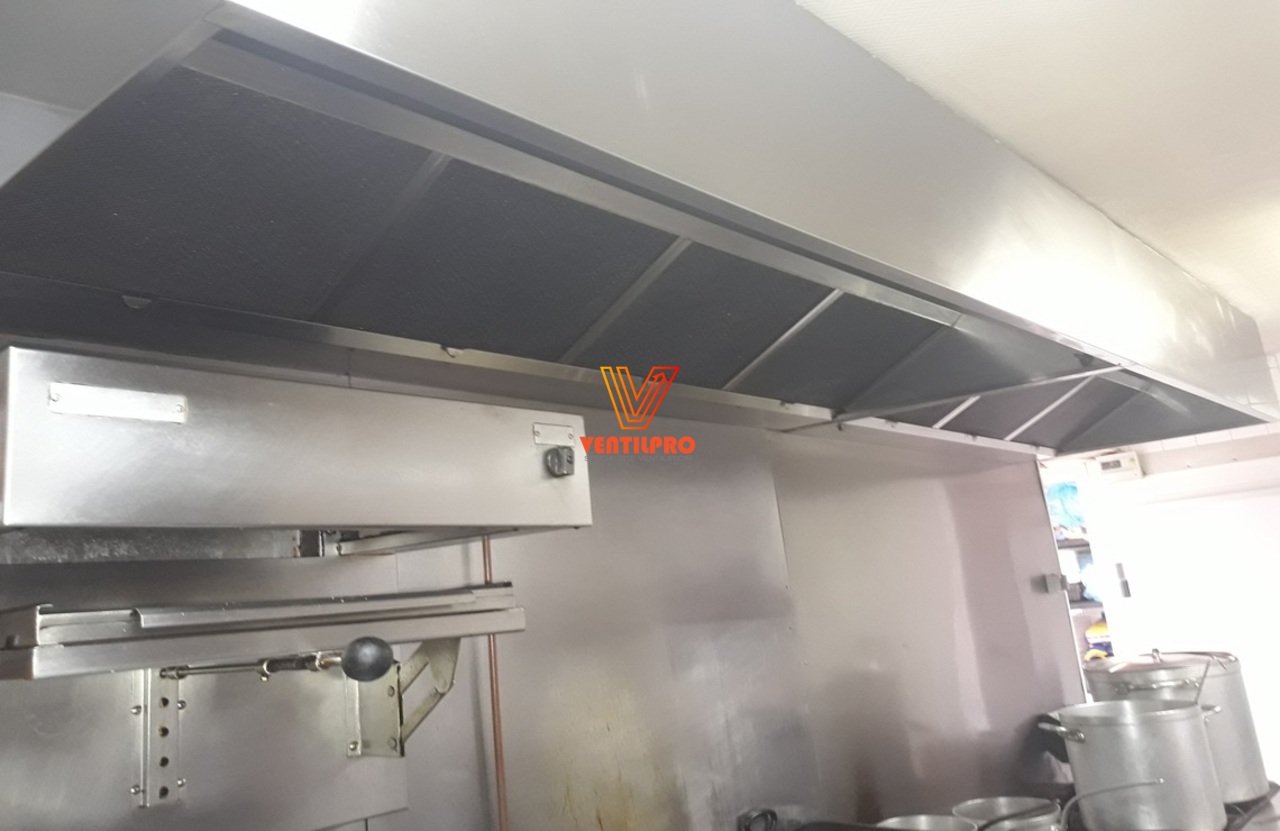 Installation de hotte professionnelle de cuisine - VentilPro